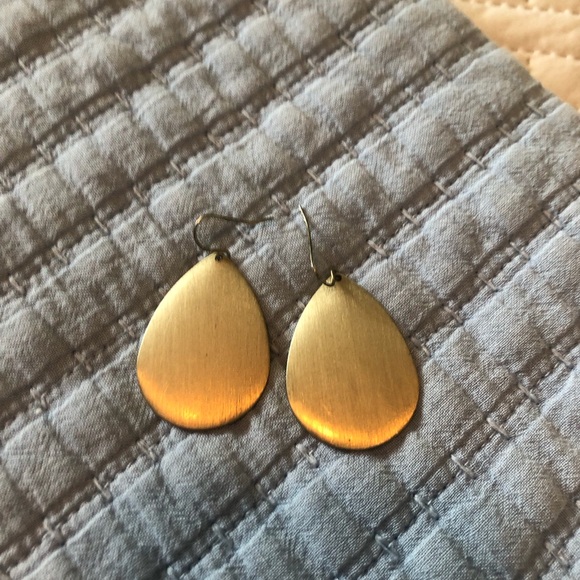 Gold tear drop earrings - Picture 3 of 4